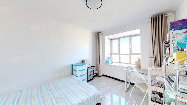 开发区惠友橙园三室两厅双卫精装修拎包入住南北通透-卧室C