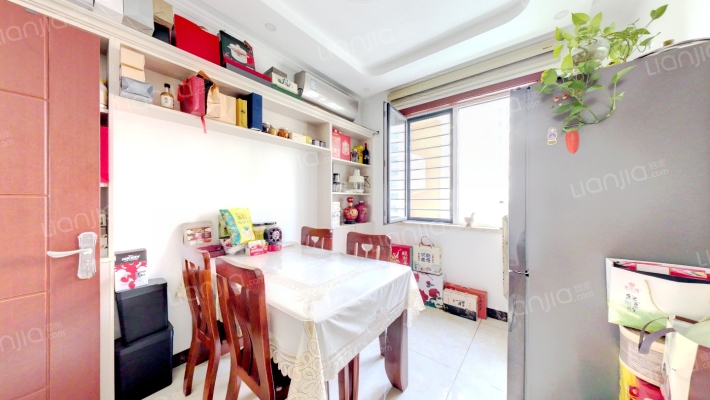 名流全南两居，自住装修拎包入住，满五，有车位-餐厅