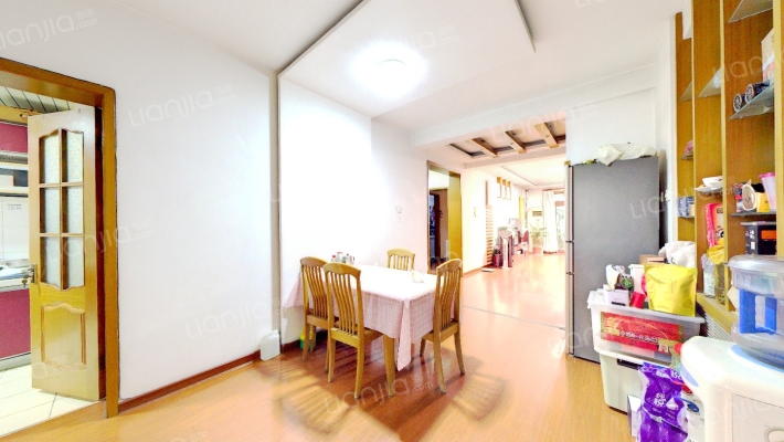 此房位置在政法街。南北通透，采光好-餐厅