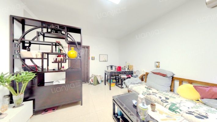 此房朝南，精装一居室 集中供暖-客厅