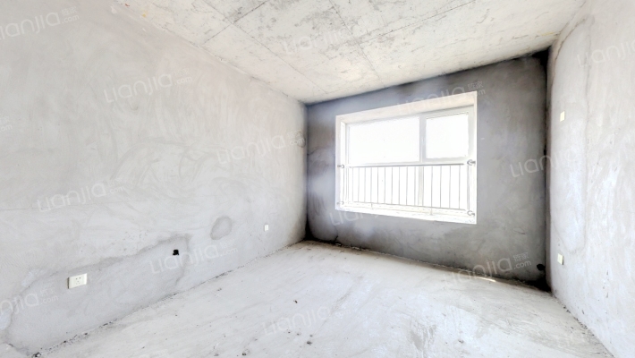 此房位于华阳路交通便利，电梯房，中间楼层-客厅