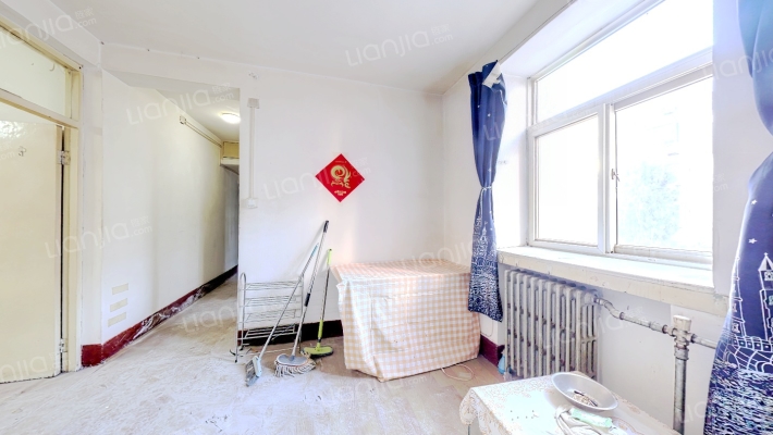 近老火车站，集中供暖，2层出行方便，采光好-客厅