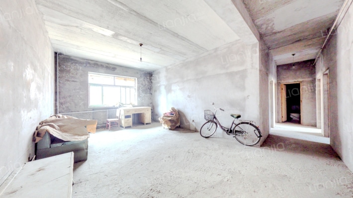 主城区东兴北街 板楼一层 大四居 集中供暖-客厅