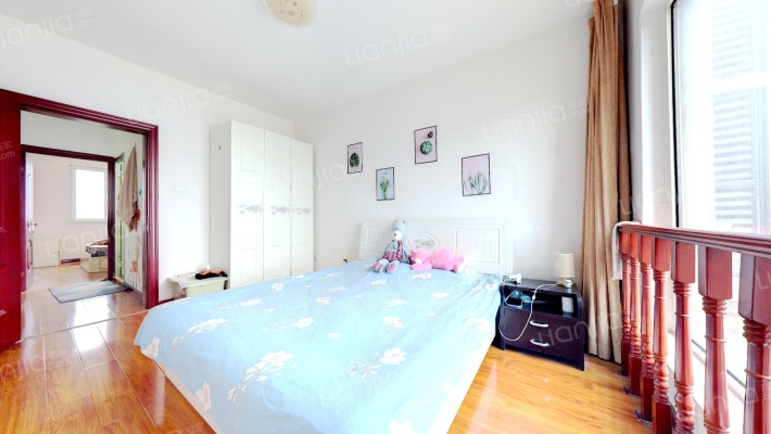 房子马上满5了。税费低。南北通透三居精装修-卧室C