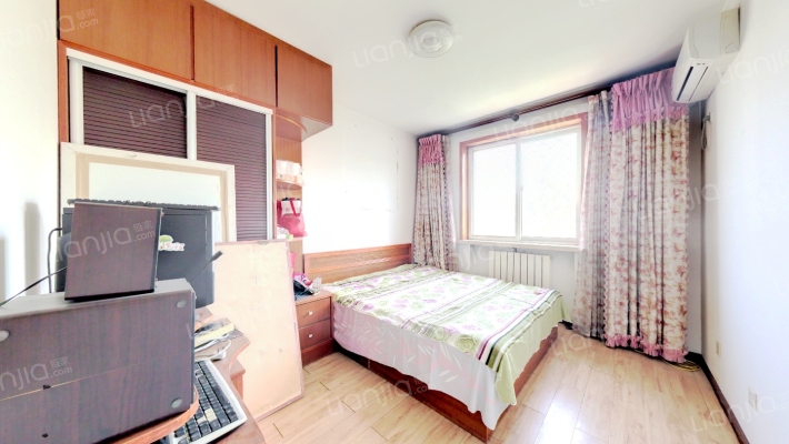 此房南北通双透格局好，视野宽阔-卧室A