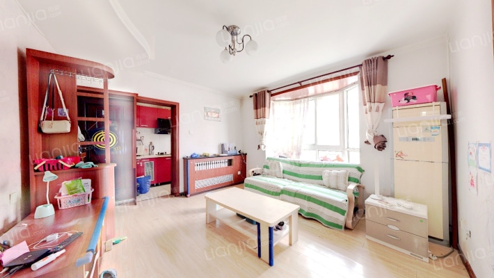 此房出门便是冠云路主路，房本满五，采光好-客厅