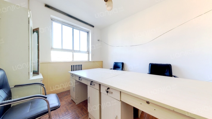 蓝天小区，南北通透三居室，中间层，总价低-卧室C