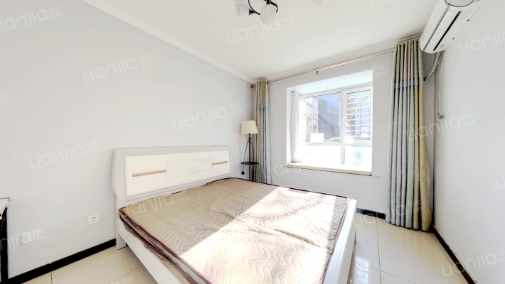 一梯两户南北通透，精装修拎包入住，满二-卧室B