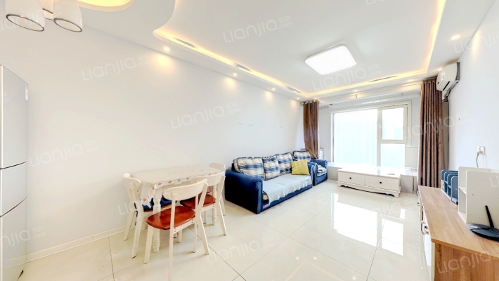 精装修两居，两梯四户，业主诚意出售 房本满二-客厅