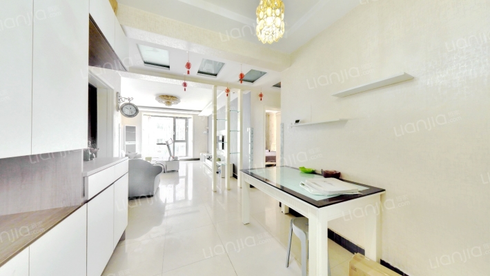 万达旁，版楼，两居室，南北通透，采光好物业管理优-客厅