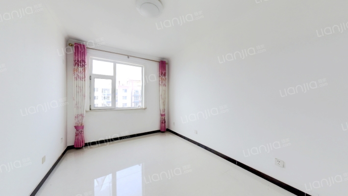 急售。精装修未住。南北通透，两居。户型方正-卧室A