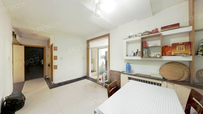 华阳路建行家属院南北通透大四居，房本满二年。-餐厅