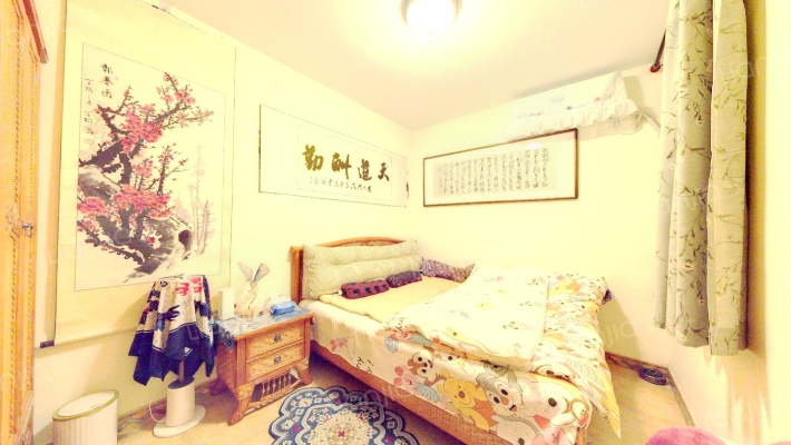 精装带小院，带家具家电，拎包入住。高铁板块-卧室A