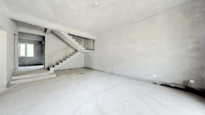 三层别墅 户型方正  顶层露台 一层养花-客厅