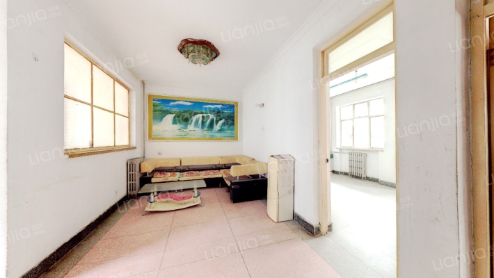 南北通透三居室，板楼社区公摊小，满五年，有钥匙-客厅