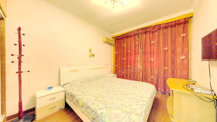 满五年，南北双通透，贯穿客厅，公摊小。-卧室A