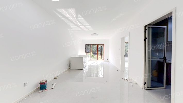 带院子，阳光充足，户型方正，全屋品牌，环保装修-客厅