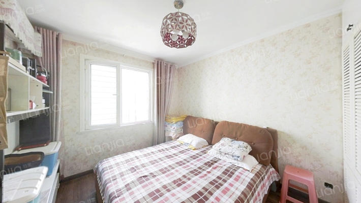 南北通透大两居，楼层好无遮挡采光好。-卧室A