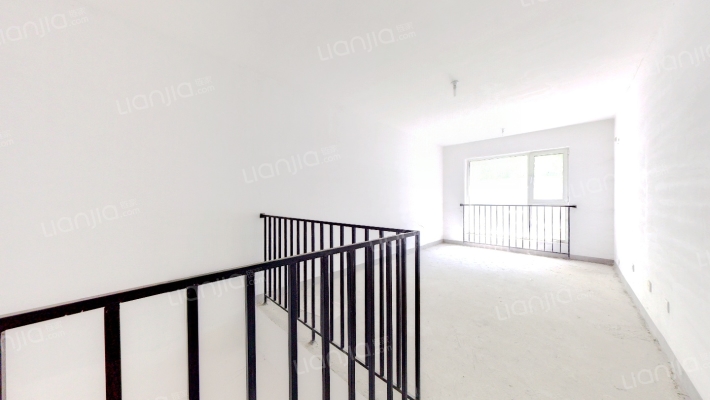 狮子城跃层，地下一层，地上一层，价格美丽-客厅