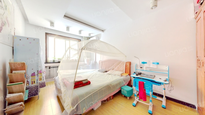 南北通透经典两室，视野开阔，无遮挡。-卧室A