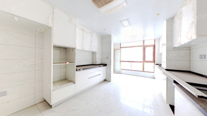 叠拼别墅下叠。共三层，还60平米花园 精装修-餐厅