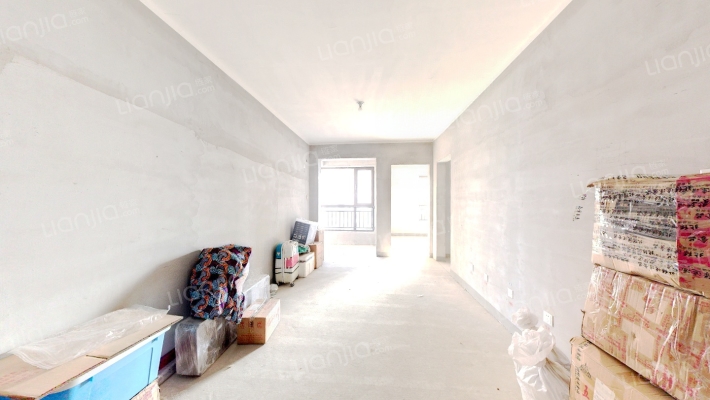 房子是南向两天居，毛坯房随意装修，房本満二-客厅