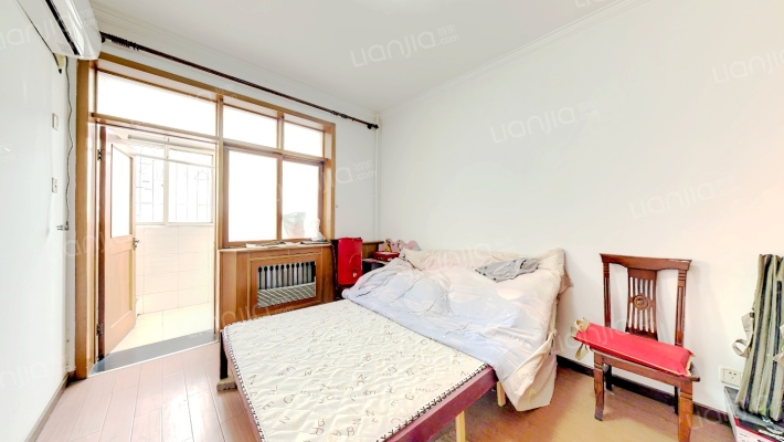 天龙小区  带20平地下室  满五  ；楼层二层-卧室A