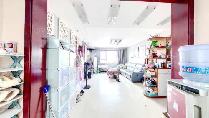 南向两居，精装修，好楼层，拎包入住-客厅