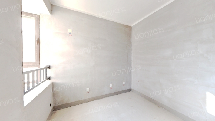 房子是南向两天居，毛坯房随意装修，房本満二-卧室A