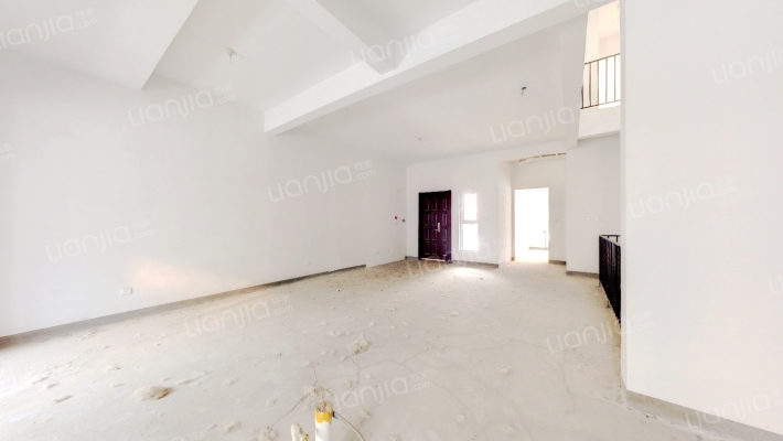 狮子城别墅+满二房本在手+毛坯+带花园+带露台+带车库-客厅