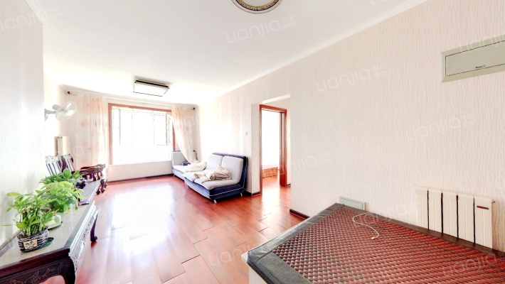 此房满五 户型方正，朝南两居室 带装修 采光好-客厅