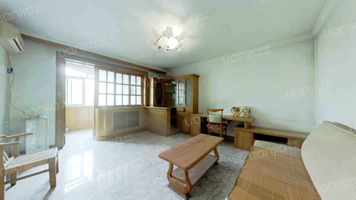 此房满五，简装，小区安静，地理位置好，居住舒适，-客厅