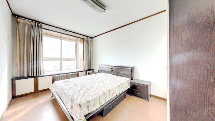 房本满五 南北通透户型 客厅朝南 大阳台 前方无遮挡-卧室A