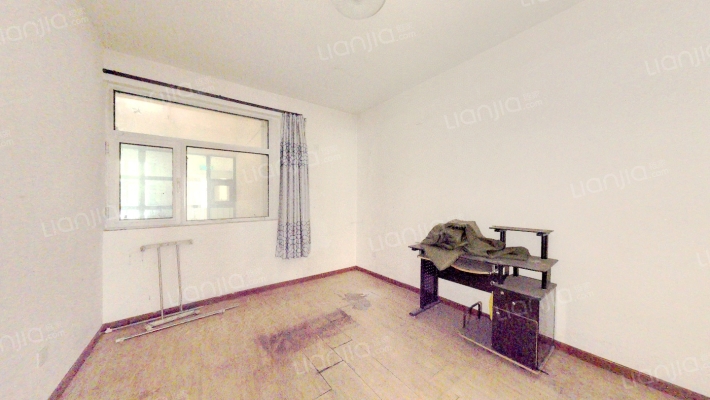 房子是四居室， 是一个下跃 ，南北通透-卧室C