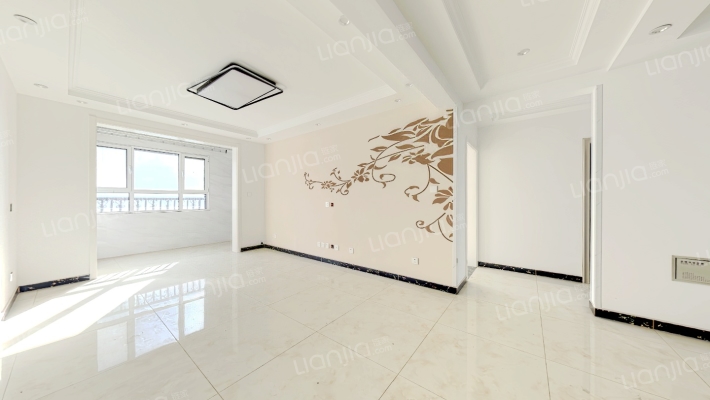 北边是钻石购物广场，影院，小区楼下自带底商-客厅