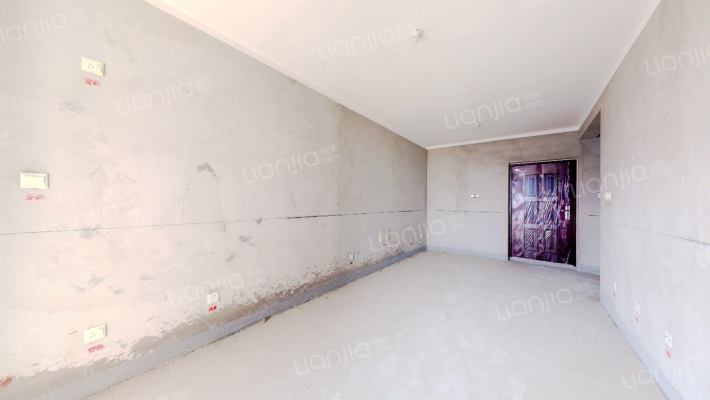 房子是集中供暖，保利物业，交通便利、配套齐全-客厅