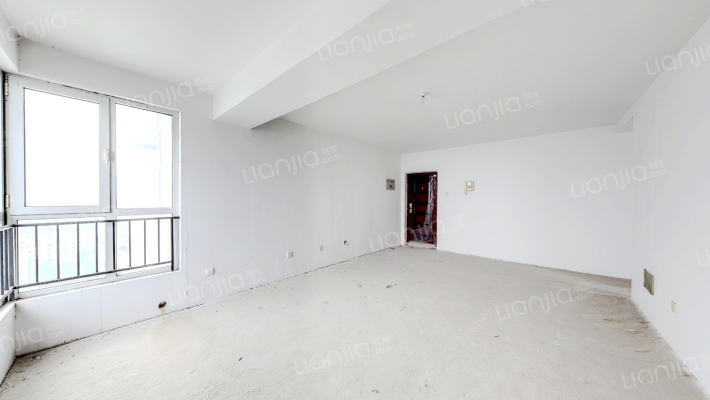 范阳路正规两居，房本满五税费低，交通便利-客厅