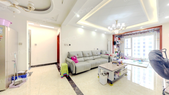 此房是精装修的，中高楼层全天采光-客厅