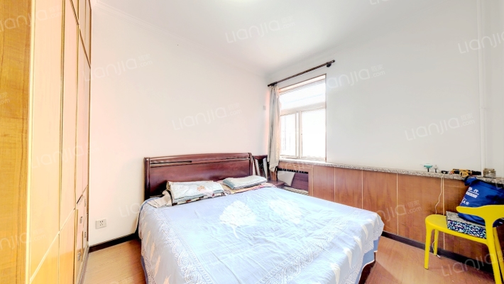 天龙小区  带20平地下室  满五  ；楼层二层-卧室B