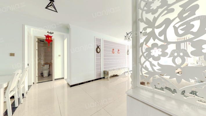 小区环境好，绿化好，居住舒适度高，24小时保安值班-客厅