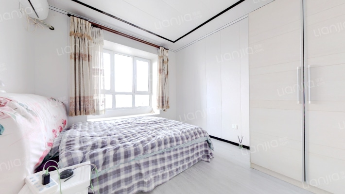 业主诚心出售，位置优越，采光充足。-卧室C