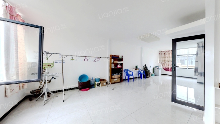 自住标准精装修，全天采光，视野无遮挡。-客厅C