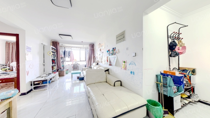 此房东北方向，楼层好，房屋宽敞明亮。-客厅