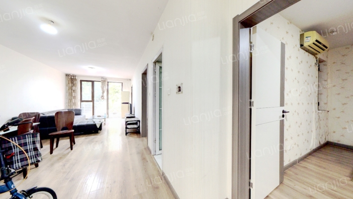 带装修三居，一层带大花园，拎包入住-客厅