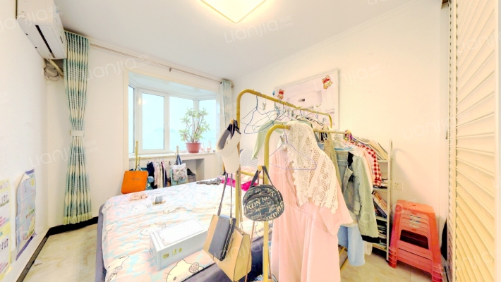 钻石院内朝南户型，采光好，精装自住，出行方便-卧室A