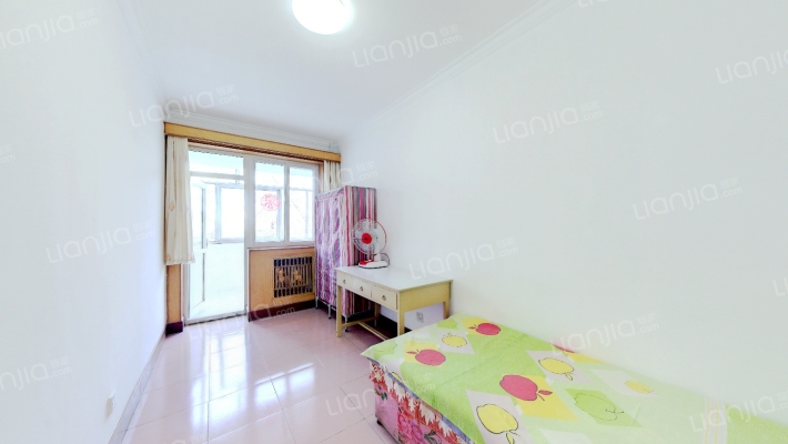 东兴街九州小区中装大三居，本满五年-卧室A