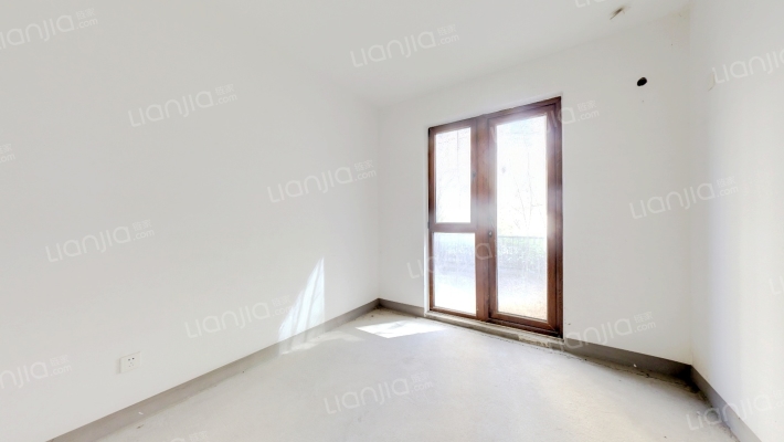 此房是洋房，电梯入户，带100平院 子。-卧室A