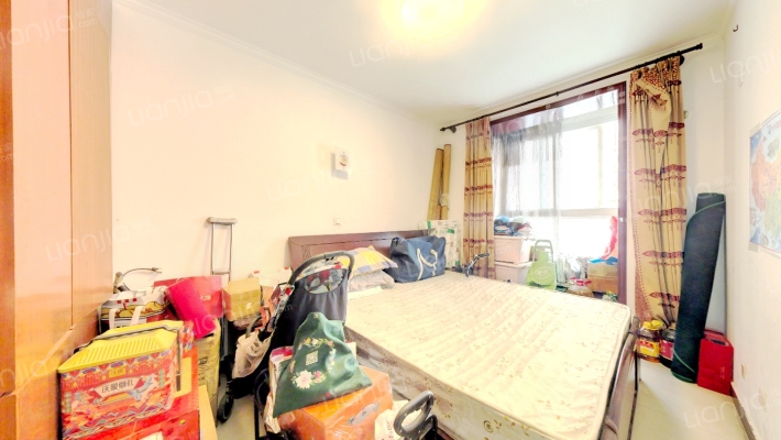 房子南北通透三居室，满五唯一，带装修拎包入住。-卧室A