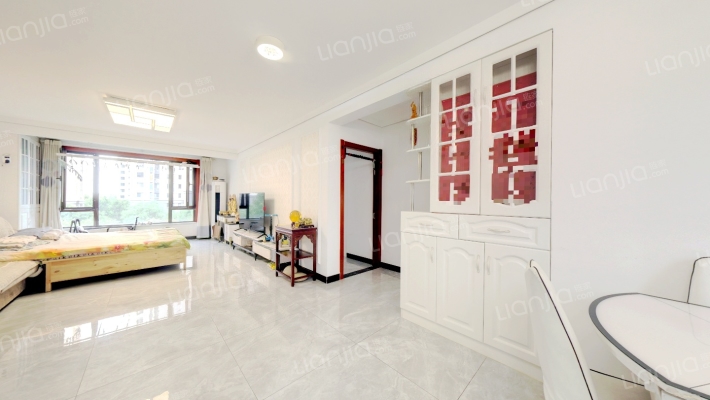 新干线，精装大三居，楼层采光好，户型格局方正-客厅