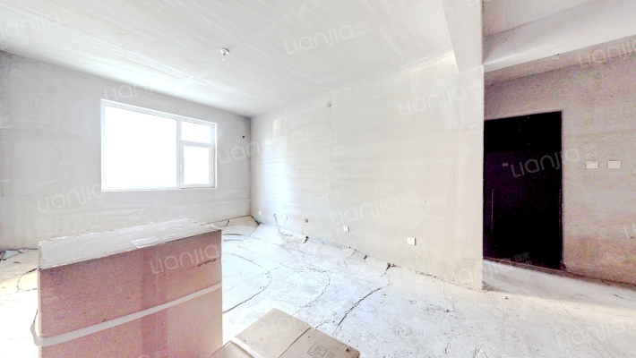 一层带小院的房子 毛坯房 一次没住 业主诚心出售-客厅